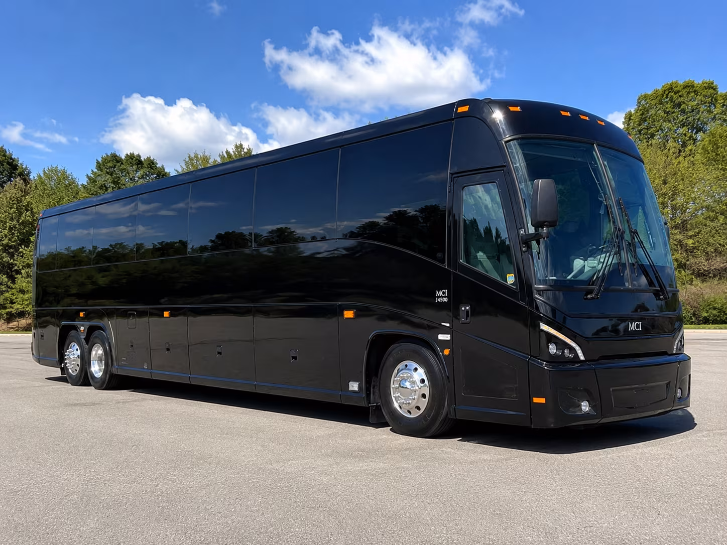 choosing the right wedding bus size for your madera guest list